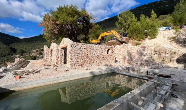Kaş'ta 12 kaçak yapı yıkıldı