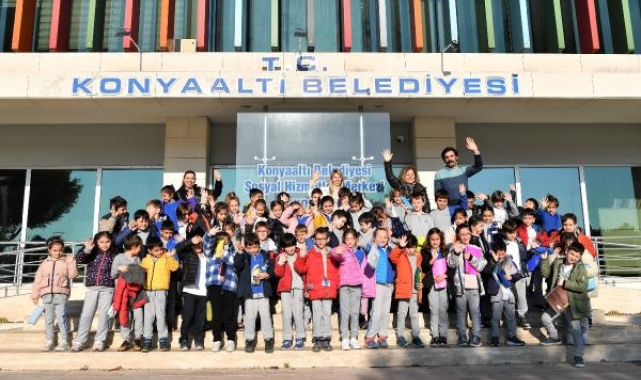 Konyaaltı kütüphanesi öğrencileri ağırladı