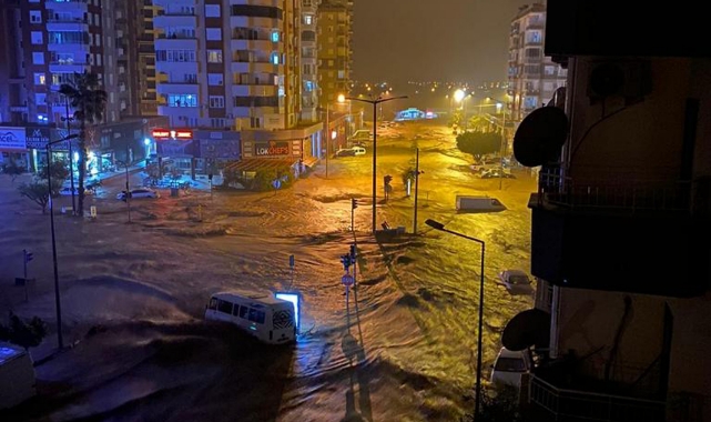 Kumluca ve Finike afeti yaşadı ! Arabalar sürüklendi, tarım alanları yok oldu. İşte geceden sabaha tüm ayrıntılar