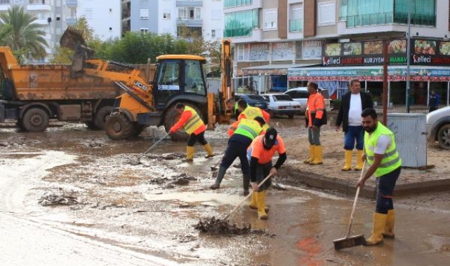 Kumluca ve Finike'de afetin izlerinin silinmesi için gece gündüz çalışılıyor 