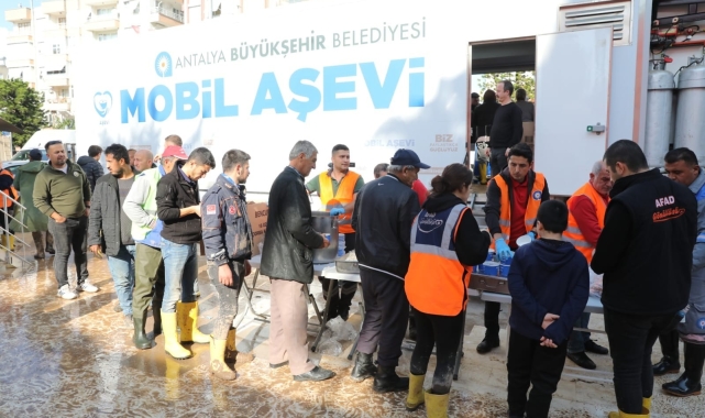 Kumluca'da gıda ve eşya temini ile hasar tespitleri yapılıyor