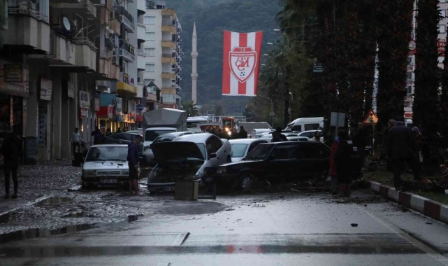 Kumluca'da sel araçları üst üste çıkardı