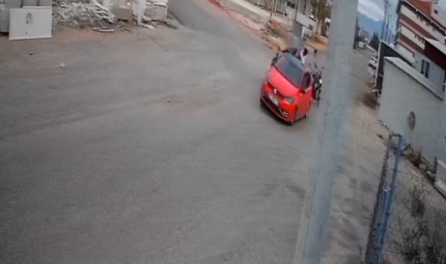 Motosikletteki 2 kişi metrelerce savrulup öllümden döndü 