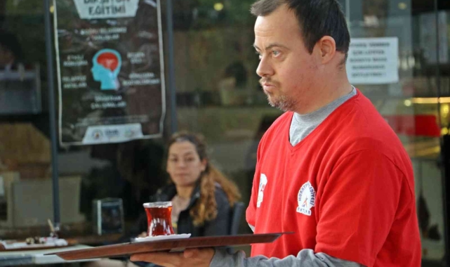 Onlar bu kafenin hem çalışanı hem patronu