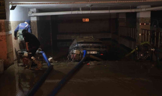 Otoparkta yüzlerce araç suya gömüldü. Zarar milyonlarca lira !