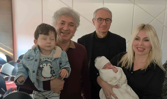 Rahim nakliyle doğan "Ömer ve Özlenen" bebekler ilk kez bir arada 