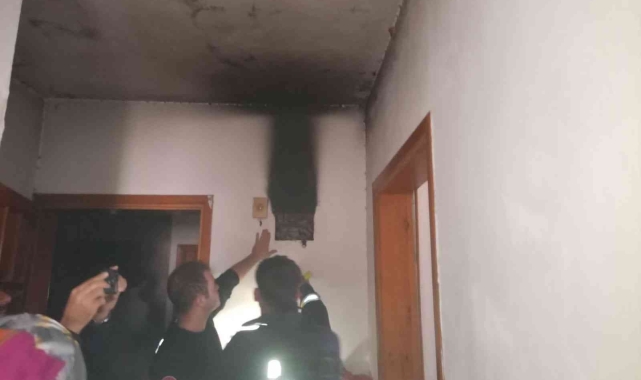 Salondaki elektrik panosunda çıkan yangın korkuttu