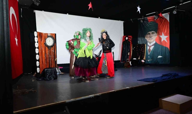Savaş mağduru Ukraynalı çocuklara tiyatro gösterisi