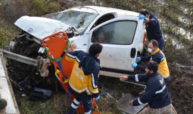 Serik'te araç şarampole devrildi, sürücü yaralandı
