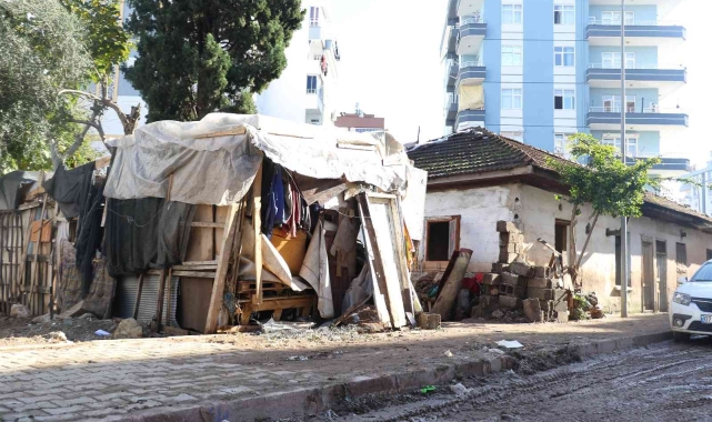 Sel felaketinden geriye kalan yastık ve battaniye oldu