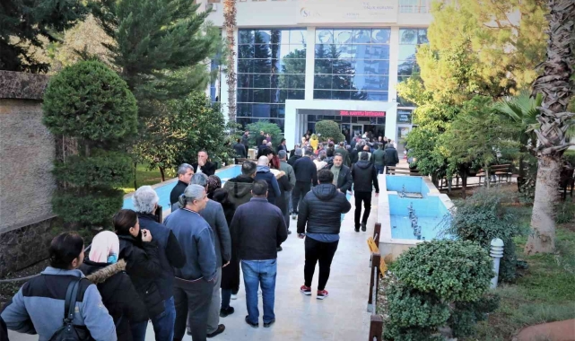 SGK önünde metrelerce uzayan EYT kuyruğu 