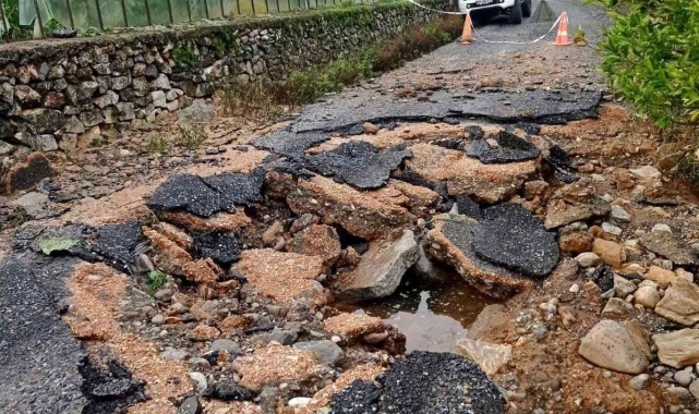 Su borusu patladı, yol ve seralar parçalandı 