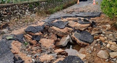 Su borusu patladı, yol ve seralar parçalandı