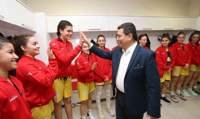 Tütüncü'den kız basketbol takımına destek sözü