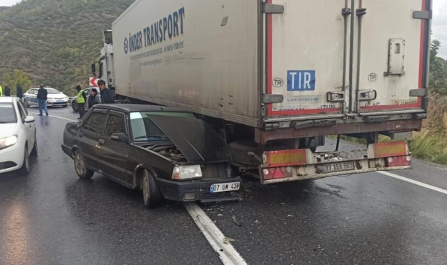 Virajı alamayan otomobil, tırın altına girdi: 1'i çocuk 4 yaralı