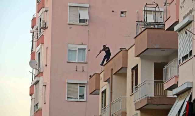 Yine, yeniden o kişi ! Çatı cambazı,herkese ecel teri döktürdü