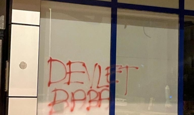Zincir marketin camını taşla kırıp "Devlet baba" yazdılar. İşte ayrıntılar 