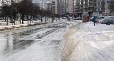 Afyonkarahisar'a yılın ilk karı düştü