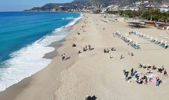 Alanya'da Ocak ayının güneşli havasında deniz keyfi yaşadılar
