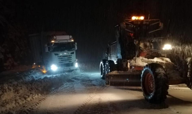 Antalya- Konya Kara Yolu'nda kar araçları yolda bıraktı 
