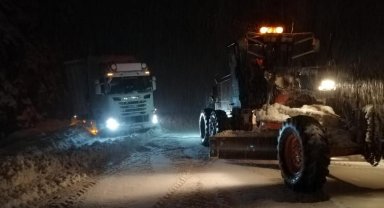 Antalya- Konya Kara Yolu'nda kar araçları yolda bıraktı