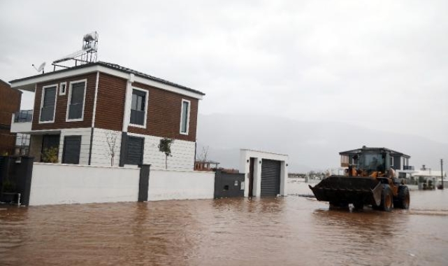 Antalya'da bir aylık yağış 2 günde düştü; Evleri su bastı