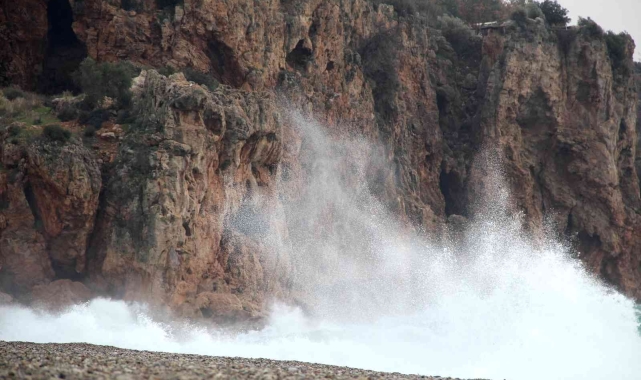 Antalya'da fırtına tozu dumana katıyor 