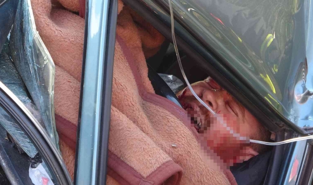 Antalya'da köprü demirine çarpan otomobilde can pazarı !