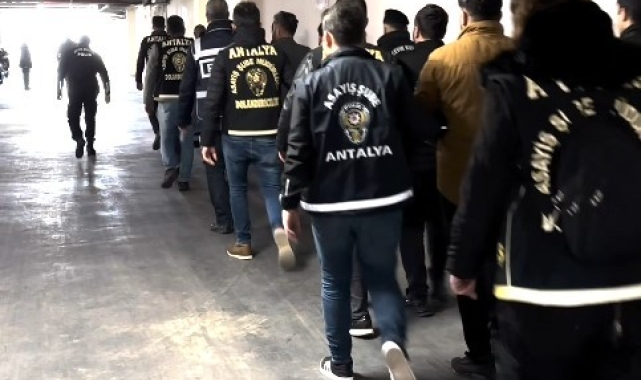 Antalya'da "memur yapacağız" yalanıyla dolandırıcılık yapanlar yakayı ele verdi
