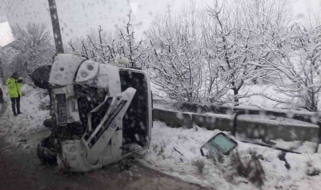 Antalya'da minibüs devrildi, 5 öğretmen ve 1 öğrenci yaralandı !
