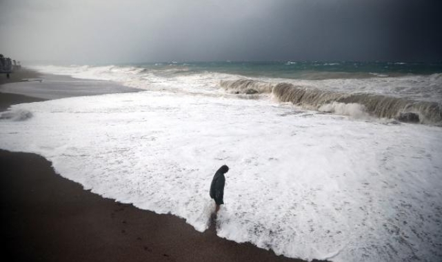Antalya'da yağmur ve fırtına, hayatı felç etti. İşte ayrıntılar 