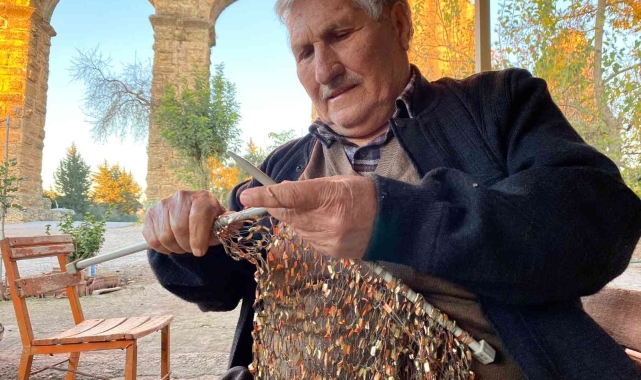 Antik kemerlerin yanınfa 63 yıldır geçimini böyle sağlıyor