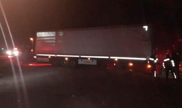 Bariyeri aşan TIR devrildi: 2 yaralı