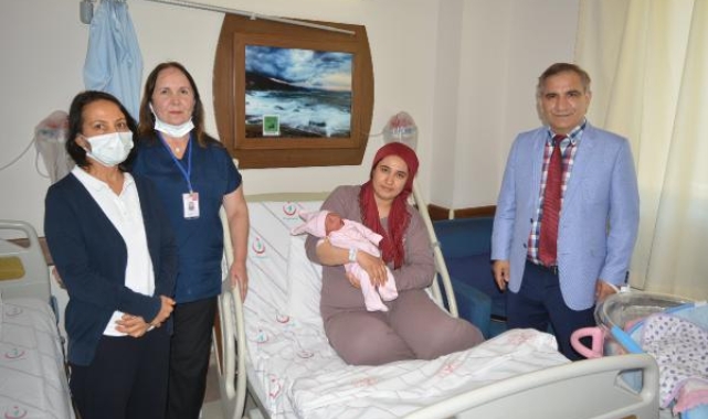 Başhekimden yılın ilk bebeğine ziyaret