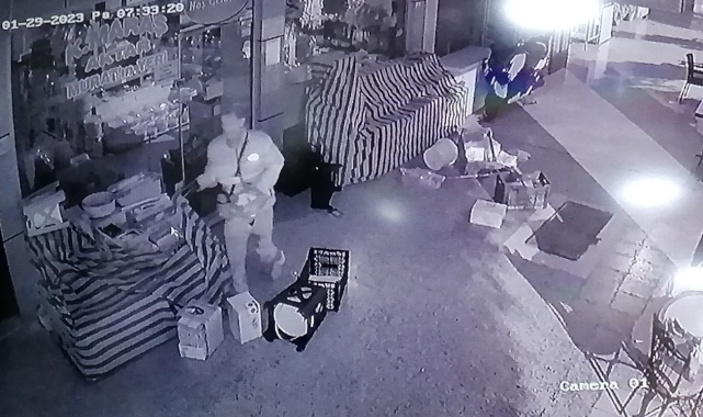 Bu kez de İngiliz ! Dükkanı savaş alanına çevirdi !
