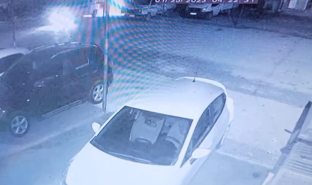 Domates yüklü kamyonetin çalınma anları kamerada