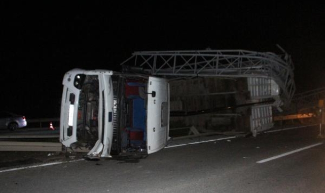 Dorsesi açılan TIR, EDS direğine çarptı