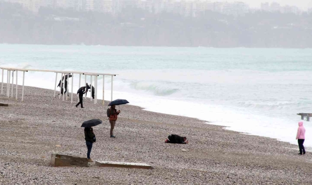 Dünyaca ünlü sahilin rengi değişti, tatilcilerin yerini defineciler aldı