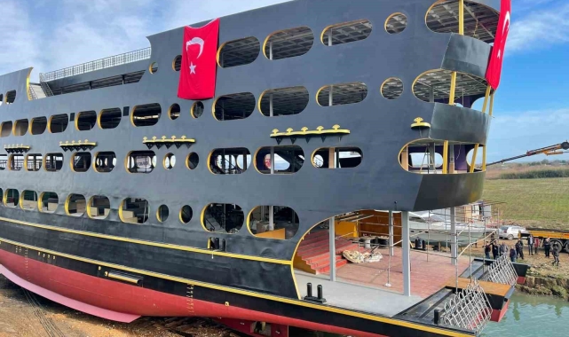 Dünyanın en büyük tur teknesi suya indirildi