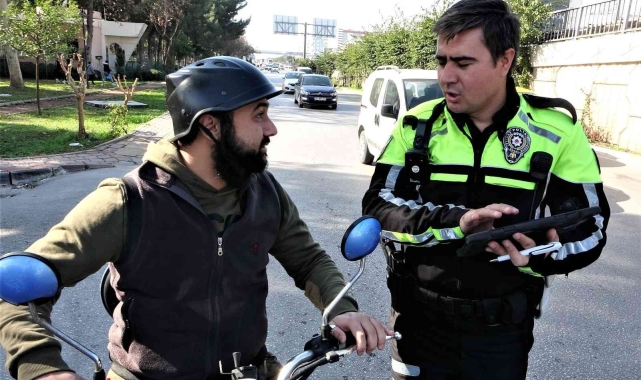 Ehliyetsiz yakalandı, çağırdığı arkadaşı da ehliyetsiz çıktı !