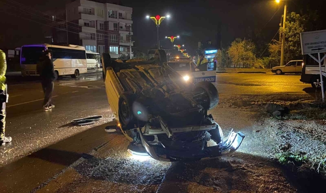 Gençler refüje çarpıp takla attı