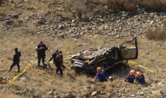 Hafif ticari araç 300 metre yükseklikten uçuruma düştü: 1 ölü