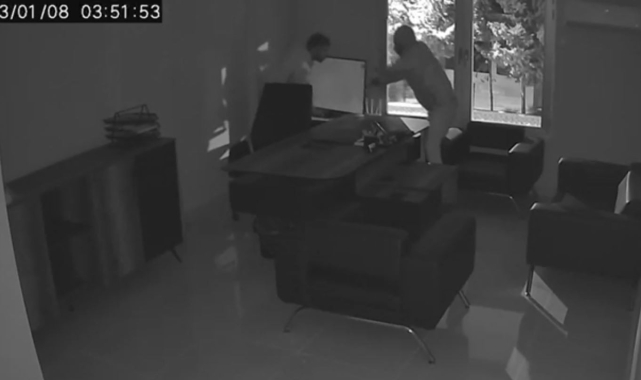Hırsızların güvenlik kamerasını farkettiği andan sona yaptıkları olay oldu 