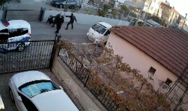 İnanılmaz olay ! Polislere taşla saldırdı, yere düşen polis memurunu bıçakladı !