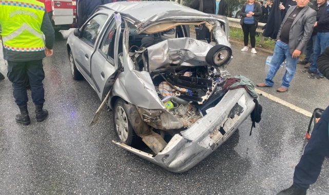 Işıklı kavşakta kamyon ile otomobil çarpıştı: 1'i ağır 3 yaralı