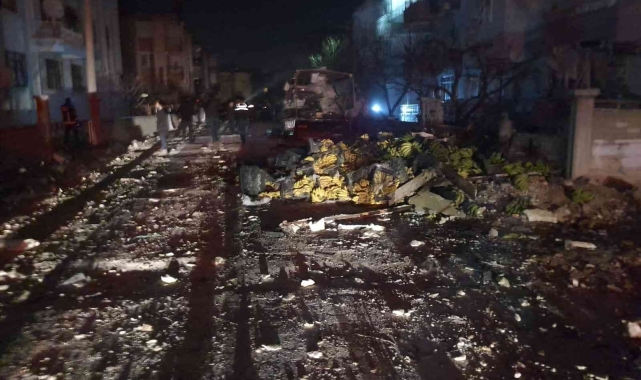 Kamyonet havaya uçtu, ortalık savaş alanına döndü !