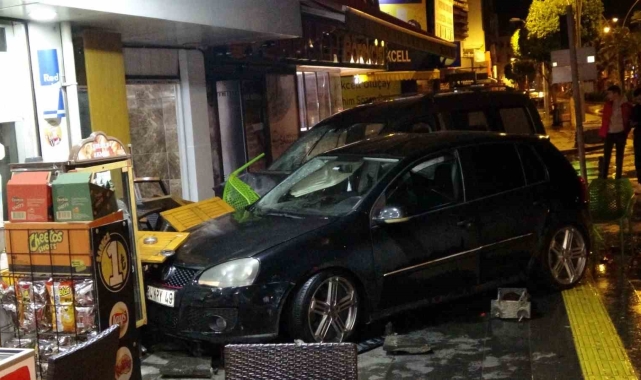 Kaza yapan araçlar iş yerine girdi, insanlar ölümden döndü !