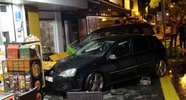 Kaza yapan araçlar iş yerine girdi, insanlar ölümden döndü !