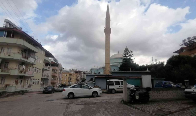 Kaza yapan otomobil, trafik lambasını devirdi