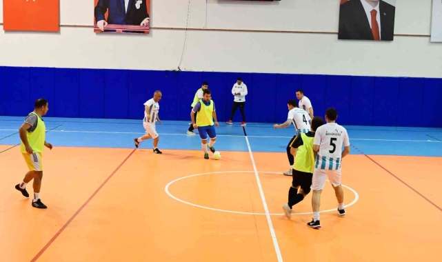 Kemer'de kurumlar arası futsal turnuvası başladı